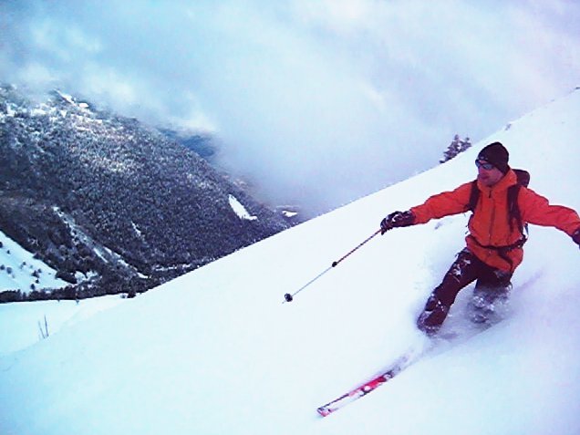 Ghislain prends plaisir à la descente en ski télémark