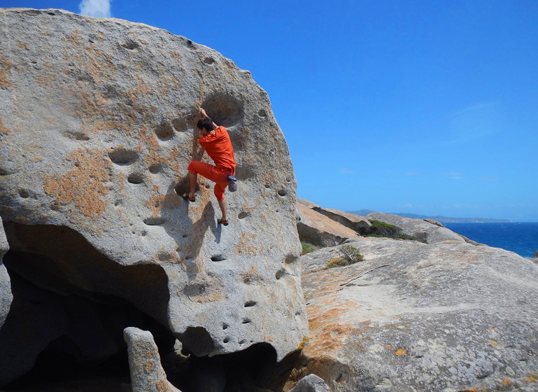 Rocher sculpté, mer, soleil, Raph se fait plaisir à grimper en Corse !
